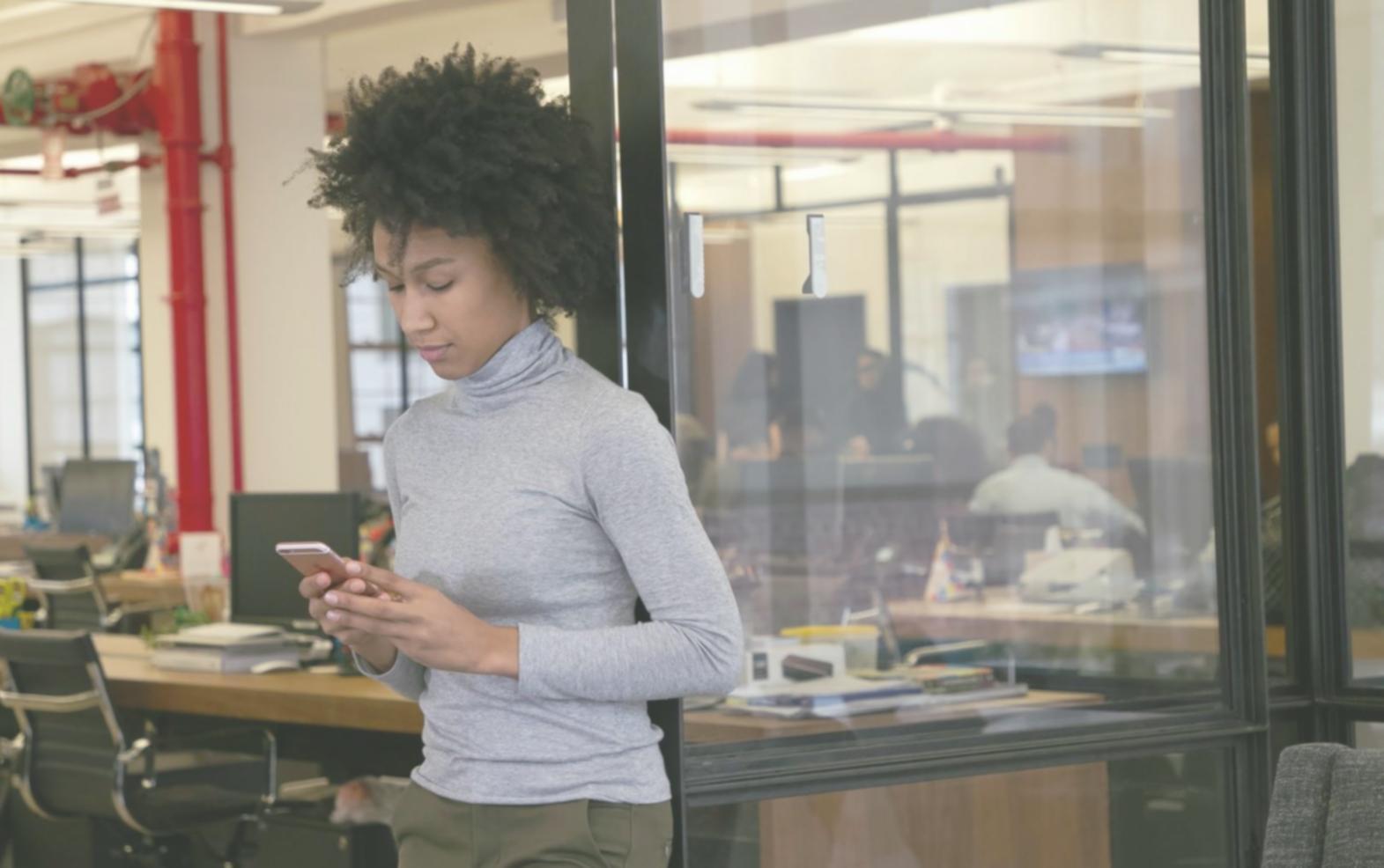 Consultation financière personnalisée avec documents et calculatrice sur un bureau moderne